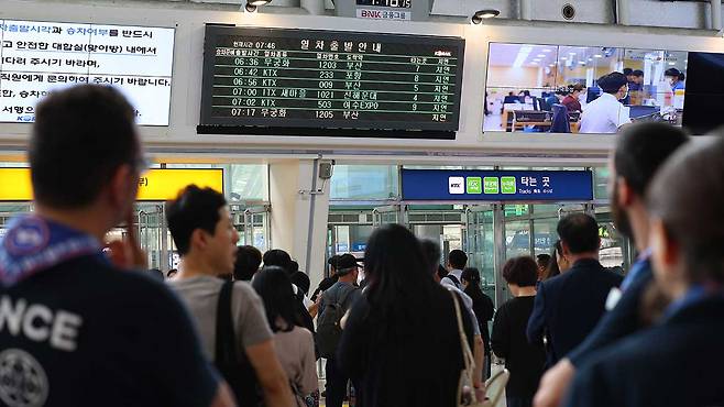 지난해 7월 사고로 지연되는 열차 시간 확인하는 승객들 [자료사진: 연합뉴스]