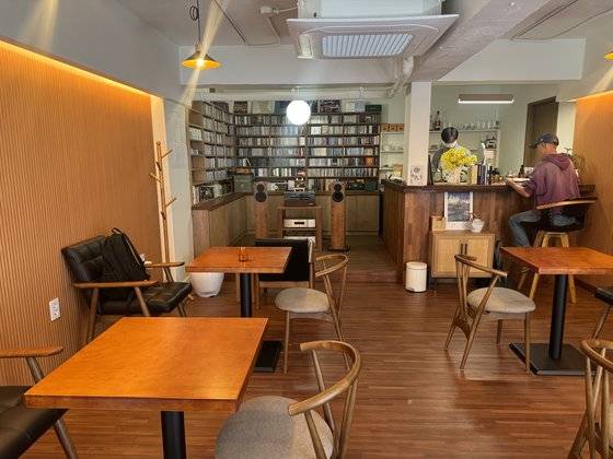 카페 '침묵' 내부 모습. 스피커 앞에 둔 의자에 앉아 음악을 감상할 수 있다. 선희연 기자