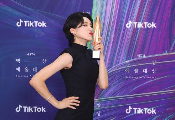 2021년 제57회 백상예술대상에서 여자 예능상을 받은 장도연. 장도연은 지난해 붐과 함께 전현무에 이어 두 번째로 TV프로그램 고정 출연이 많은 것으로 나타났다.