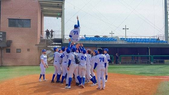 경민대전 승리 후 정석 감독(위)을 헹가래하는 서울대 야구부 선수단. 사진 서울대 야구부