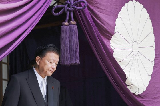 신도 요시타카 일본 경제재생담당상이 21일 일본 도쿄 야스쿠니 신사를 참배한 후 자리를 떠나고 있다. AFP=연합뉴스