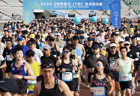 '2024 고양특례시 JTBC 하프 마라톤' 대회가 21일 오전 경기도 고양시 고양종합운동장에서 열렸다. 이날 하프 코스 참가자들이 힘차게 출발하고 있다. 전민규 기자