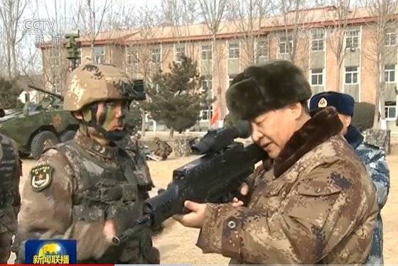 지난 2018년 1월 3일 시진핑(오른쪽) 중국 국가주석이 중부전구 모 부대 훈련 현황을 점검하며 소총을 직접 조준하고 있다. 시 주석은 지난 19일 전략지원부대를 해체하고 정보지원부대를 신설하는 등 8년만에 대대적인 군 개편을 단행했다. CC-TV 캡처