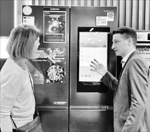 이탈리아 밀라노의 가전 유통점인 미디어월드 체르토사점에 전시된 삼성전자 냉장고.  삼성전자 제공