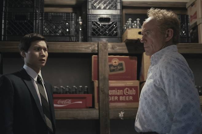 <동조자>의 한 장면. 로버트 다우니 주니어는 CIA 요원과 하원의원, 영화 감독 등 1인4역을 맡아 화제가 됐다. 쿠팡플레이 제공