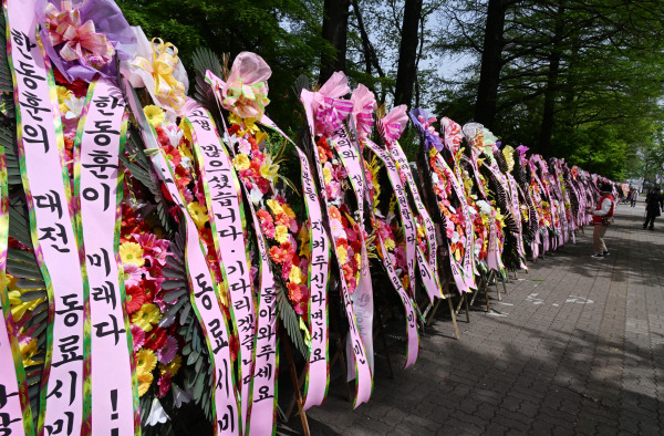 17일 오전 서울 여의도 국회 헌정문 앞에 한동훈 국민의힘 전 비상대책위원장을 응원하는 문구가 적힌 화환이 나란히 놓여 있다.  김정록 기자