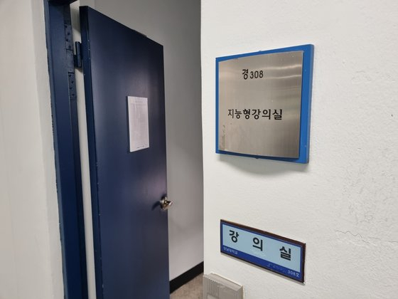 A classroom at Kangnam University in Yongin, Gyeonggi, where lawmaker-elect Kang Yu-jung used to have her classes is seen open on Wednesday. A new professor began filling in for the class the same day Kang won a proportional representative seat for the Democratic United Party. [PARK JONG-SUH]