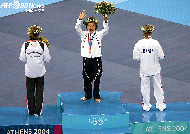 다무라 ‘다니’ 료코가 2004년 제28회 그리스 하계올림픽 여자유도 –48㎏ 금메달 시상식에서 2연패 달성을 축하해 주는 현장의 박수에 감사 인사를 하고 있다. 사진=AFPBBNews=News1