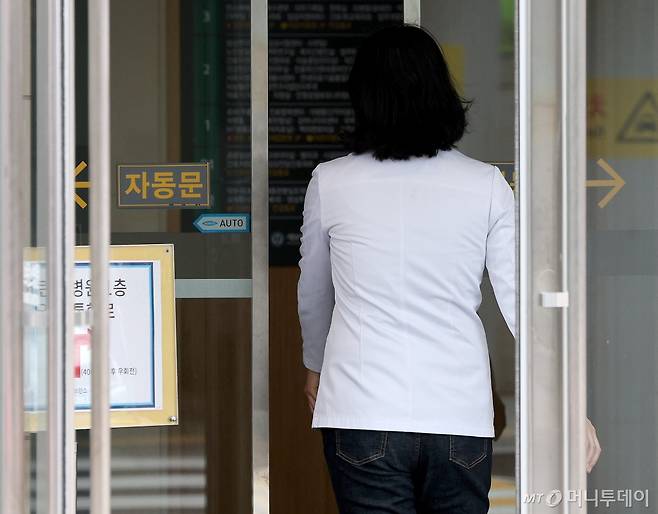 (서울=뉴스1) 장수영 기자 = 의대 증원을 놓고 의정갈등이 이어지고 있는 21일 오전 서울시의 한 병원에서 의료진이 이동하고 있다. 2024.4.21/뉴스1  Copyright (C) 뉴스1. All rights reserved. 무단 전재 및 재배포,  AI학습 이용 금지. /사진=(서울=뉴스1) 장수영 기자