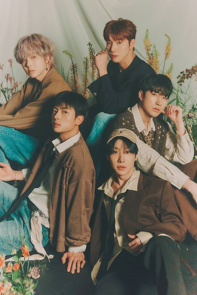 원위는 타이틀곡 '추억의 소각장'으로 활동한다. RBW 제공