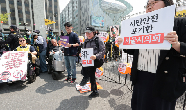 ▲19일 서울특별시의회 본관 앞에서 열린 서울시 사회서비스원 조례 폐지 저지·공공돌봄 사수 결의대회에서 참가자들이 격파 퍼포먼스를 하고 있다. ⓒ연합뉴스