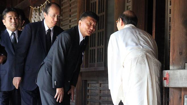 지난 2015년 야스쿠니신사 참배를 마친 후 신사 관계자에게 허리를 굽혀 인사하는 신도 요시타카 일본 중의원(현재 일본 경제재생담당상)