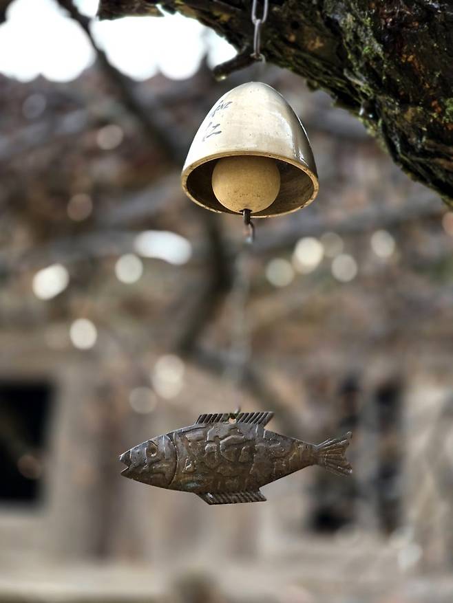 화암사 처마 종.