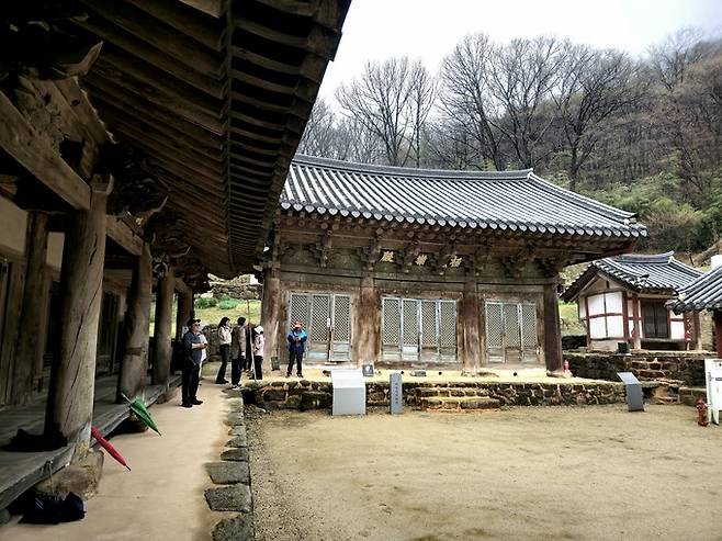 화암사 극락전.