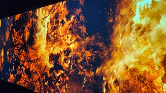 제60회 베네치아비엔날레 공식 병행전으로 열리고 있는 이배 작가의 개인전 ‘달집 태우기’에서 작가가 처음 시도한 영상 작품 ‘달집 태우기’의 한 장면. 베네치아 정서린 기자