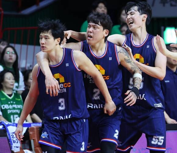 부산 KCC 허웅이 21일 부산 사직실내체육관에서 열린 2023~24 프로농구 4강 플레이오프 4차전 원주 DB와의 홈 경기에서 슛을 넣고 최준용, 송교창과 기뻐하고 있다. 부산 연합뉴스