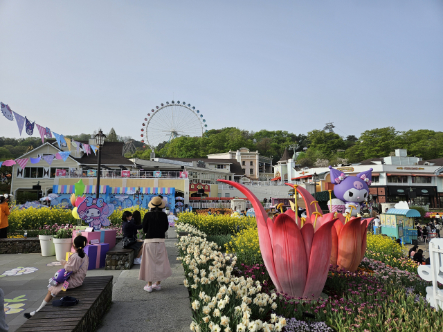 21일 경기도 용인 에버랜드 포시즌스가든에서 방문객들이 산리오캐릭터와 꽃을 구경하고 있다. 김지영 기자