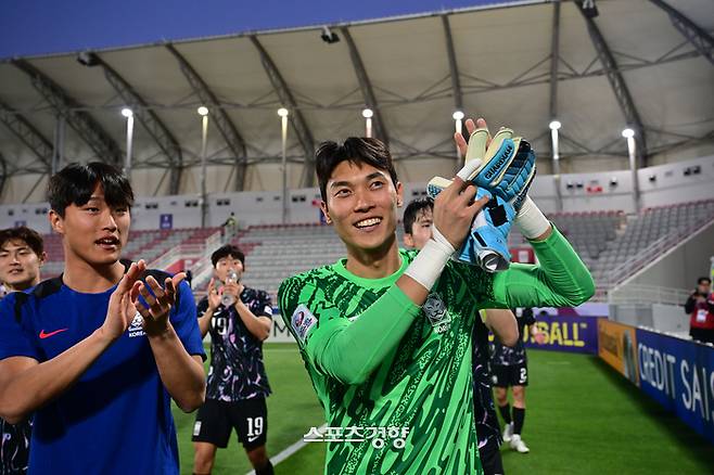 23세 이하(U-23) 한국 축구대표팀 골키퍼 김정훈이 카타르 도하의 압둘라 빈 칼리파 스타디움에서 열린 조별리그 중국전에서 승리한 뒤 관중석을 향해 활짝 웃으며 인사하고 있다. 대한축구협회 제공
