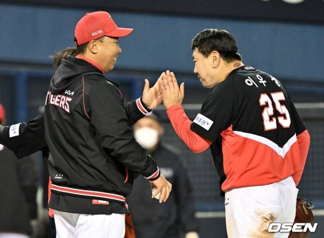 KIA 이범호 감독(왼쪽)과 이우성.