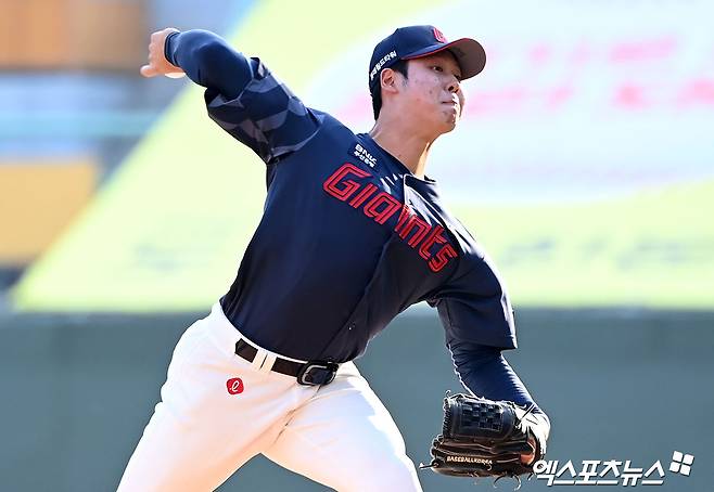 롯데 자이언츠 신인 투수 전미르가 정규시즌 경기에 구원 등판해 역투하고 있다. 엑스포츠뉴스 DB