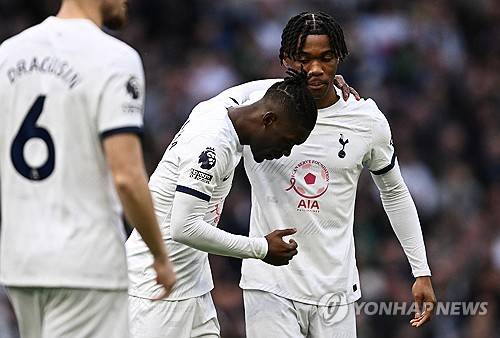 토트넘 핵심 수비수 중 한 명인 데스티니 우도기가 21일(한국시간) 자신의 사회관계망서비스(SNS) 인스타그램을 통해 수술을 진행한 사실을 공개하며 스스로 시즌 아웃됐다고 밝혔다.&nbsp;연합뉴스