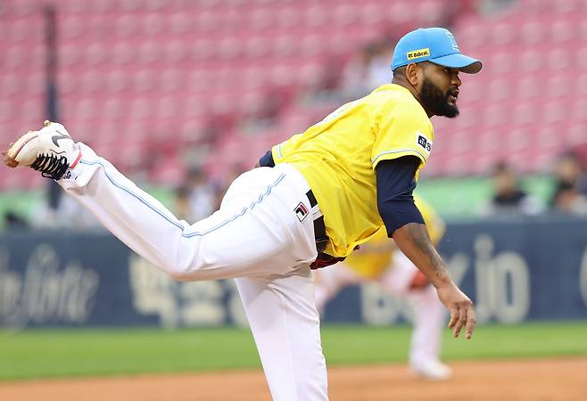 21일 서울 잠실구장에서 열린 2024 신한 SOL Bank KBO리그 키움 히어로즈와 두산 베어스의 더블헤더 2차전, 두산이 9회말 2아웃 양석환의 내야안타로 극적인 2-1 끝내기 승리를 거뒀다. 두산 선발투수 알칸타라가 힘차게 공을 던지고 있다. 두산 베어스