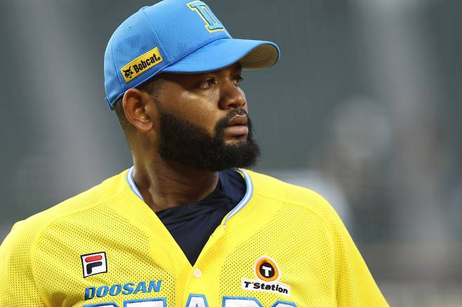 21일 서울 잠실구장에서 열린 2024 신한 SOL Bank KBO리그 키움 히어로즈와 두산 베어스의 더블헤더 2차전, 두산이 9회말 2아웃 양석환의 내야안타로 극적인 2-1 끝내기 승리를 거뒀다. 두산 선발투수 알칸타라가 마운드를 내려가고 있다. 두산 베어스