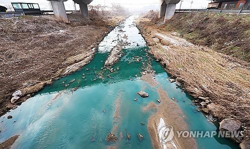 파랗게 오염된 하천 [연합뉴스 자료사진]