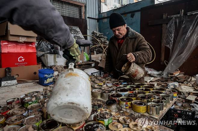 우크라이나군 병사들을 위해 참호에서 쓸 촛불을 만드는 노인의 모습 [EPA 연합뉴스자료사진. 재판매 및 DB 금지]