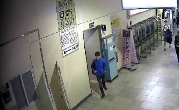 2015년 4월 21일 귀휴 뒤 잠적한 무기수 홍승만(47)의 모습이 담긴 부산 금정구 노포동버스종합터미널 CCTV(사진=뉴스1)