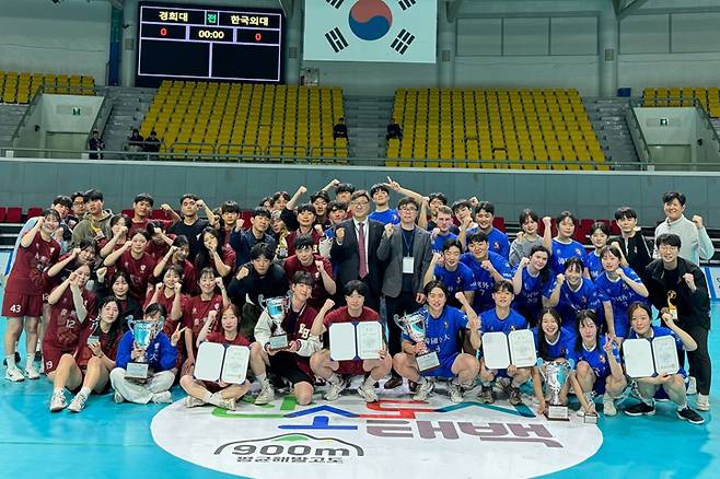 사진 2024 대학핸드볼통합리그 2부(생활체육)의 시상식 모습, 사진 제공=대한핸드볼협회