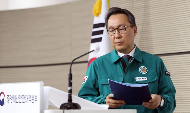 22일 보건복지부 박민수 제2차관(중앙재난안전대책본부 제1총괄조정관)이 세종시 정부세종청사에서 의사집단행동 관련 브리핑을 위해 입장하고 있다. [사진=뉴스1]