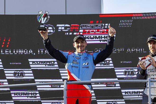 노버트 미첼리즈 선수가 4월 19~21일 열린 '2024 TCR 월드 투어' 이탈리아 대회에서 우승을 차지하고 포디움에서 기뻐하는 모습(현대자동차 제공).