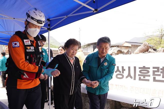 남성현 산림청장이 재난대응 소방관과 함께 주민을 안전한 대피경로로 안내하고 있다. (산림청 제공)/뉴스1