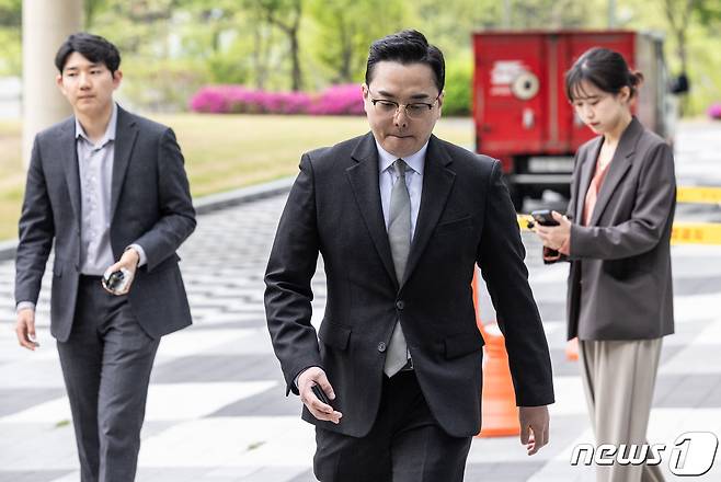 '경기도 법카 유용 의혹' 제보자 조명현 씨가 22일 오전 경기 수원시 영통구 수원지방법원에서 열린 ‘공직선거법 위반’ 혐의로 불구속 기소된 더불어민주당 이재명 대표의 배우자 김혜경 씨의 3차 공판에 증인으로 출석하고 있다. 2024.4.22/뉴스1 ⓒ News1 이재명 기자