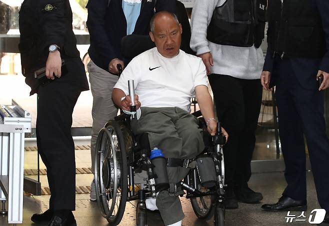 (서울=뉴스1) 이기범 기자 = 서울 지하철 4호선 혜화역 엘리베이터를 휠체어로 파손한 혐의를 받는 이규식 서울장애인차별철폐연대(서장연) 공동대표가 22일 오후 특수재물손괴 혐의로 구속 전 픠의자 심문(영장실질심사)을 받기 위해 서울 서초구 서울중앙지방법원에 출석하고 있다. 2024.4.22/뉴스1 ⓒ News1 이광호 기자