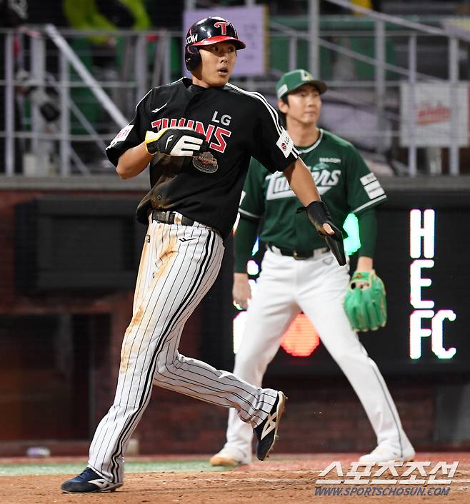 21일 인천 SSG랜더스필드에서 열린 SSG 랜더스와 LG 트윈스의 경기. 9회초 1사 3루 LG 문보경 희생플라이 때 최승민이 득점하고 있다. 인천=박재만 기자 pjm@sportschosun.com/2024.04.21/