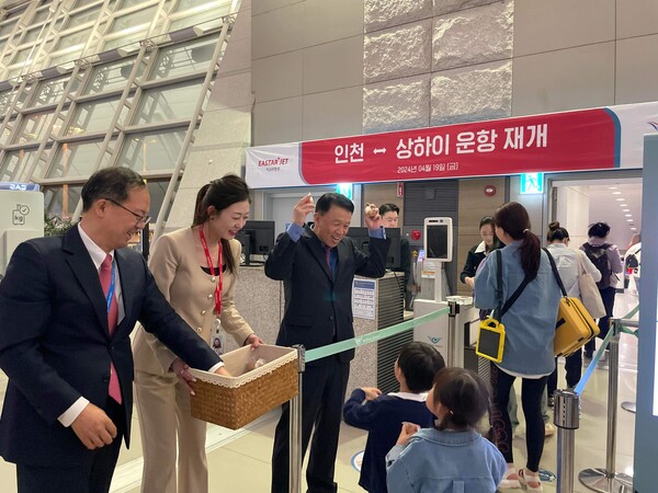 조중석 이스타항공 대표와 임직원들이 인천~상하이 노선 첫 편(ZE871) 탑승객들에게 선물을 나눠주고 있다. ⓒ이스타항공
