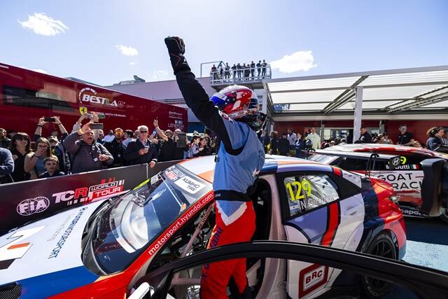 네스토르 지로라미 선수가 4월 19~21일 열린 '2024 TCR 월드 투어' 이탈리아 대회 두 번째 결승 레이스에서 우승을 차지한 뒤 기뻐하고 있다. /현대자동차