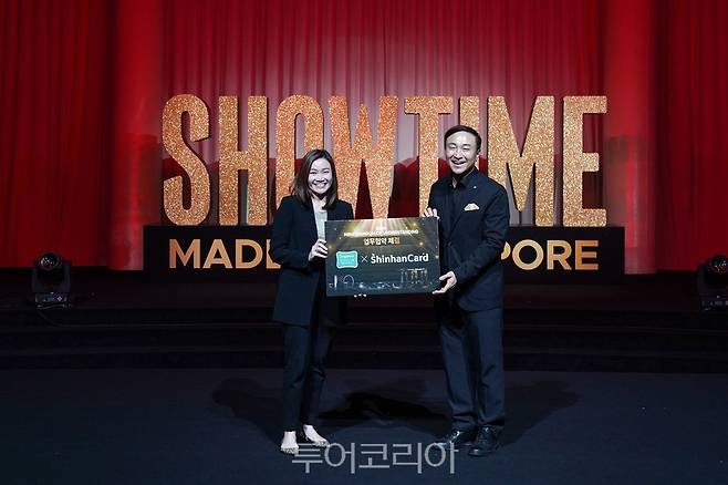 18일 열린 "Showtime. Made in Singapore" 행사에서 싱가포르관광청 멜리사 오우(Melissa Ow) 청장(왼쪽)과 문동권 신한카드 사장(오른쪽)이 기념사진을 촬영하고 있다.