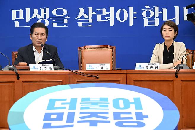 정청래 더불어민주당 최고위원이 25일 국회에서 열린 최고위원회의에서 발언하고 있다. 이재명 대표의 자리가 비어 있다. 이덕훈 기자