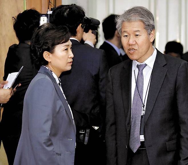 2018년 11월 한 회의에 참석한 김수현(오른쪽) 당시 청와대 정책실장과 김현미 국토교통부 장관. 감사원에 따르면 문재인 정부에선 청와대, 국토부의 지시로 광범위한 집값 통계 조작이 벌어졌다./연합뉴스