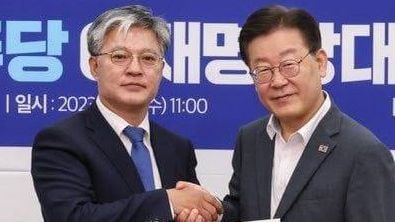 2023년 8월 16일 비공개로 열린 특별보좌역회의에서 이재명 대표가 정의찬에게 당대표 특보임명장을 수여하고 있다./정의찬 페이스북