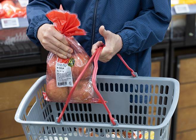 한국농촌경제연구원의 '과일 관측 2024년 4월호'에 따르면 이달 이후 사과 출하량은 7만9000톤, 배는 6000톤으로 전년보다 23.4%, 83.8% 각각 감소할 것으로 추정된다. 사진은 12일 오후 서울의 한 대형마트를 찾은 시민이 사과를 장바구니에 담고 있는 모습/뉴스1