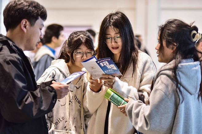 지난달 중국 안후이성 푸양시 취업박람회에 참석한 대학생들./AFP 연합뉴스