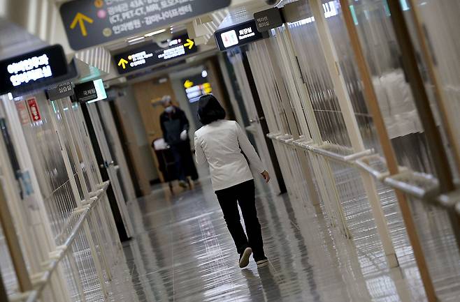 의대 증원을 놓고 의정갈등이 이어지고 있는 21일 오전 서울시의 한 병원에서 의료진이 이동하고 있다./뉴스1