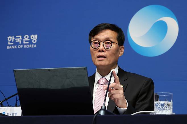 이창용 한국은행 총재가 12일 서울 중구 한국은행에서 금융통화위원회 기준금리 결정에 관한 기자간담회를 하고 있다. /뉴스1(사진공동취재단)