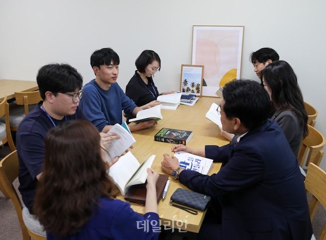 한국해양교통안전공단 직원들이 사내 도서관에서 독서토론회를 하고 있다. ⓒ한국해양교통안전공단