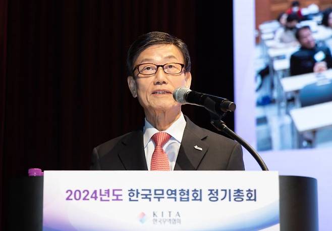 윤진식 한국무역협회 회장이 지난 2월 삼성동 코엑스에서 열린 ‘2024년도 정기총회’에서 취임사를 하고 있다. ⓒ한국무역협회