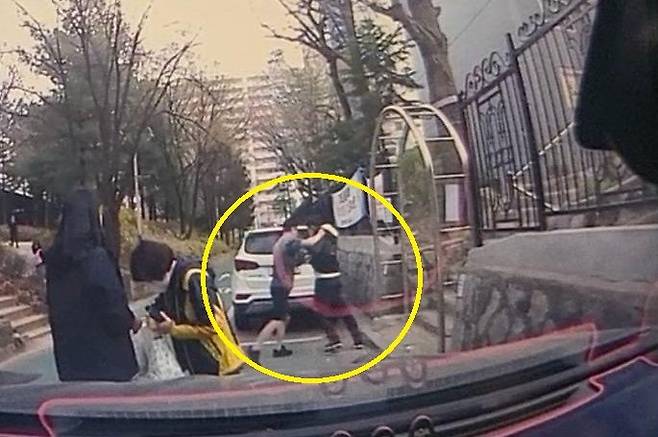 A 씨가 폭행당하는 모습. 온라인 커뮤니티 ‘보배드림’ 캡처